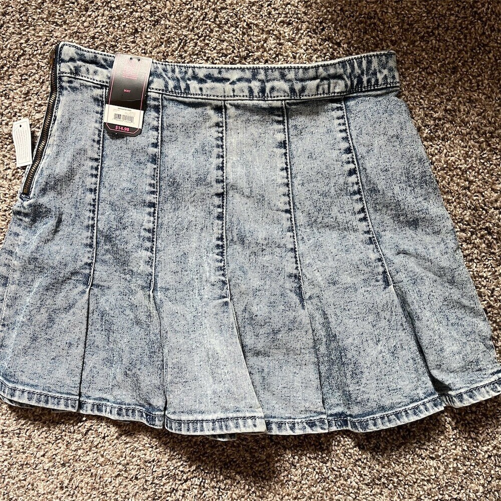 SOLD 

No Boundaries Pleated Acid Wash Denim Mini Skirt Juniors Size 11 Blue​